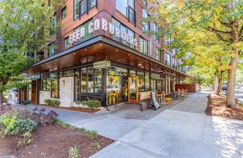 Mann Apartment | Modern Seattle Penthouse with Rooftop & Pet-Friendly Options