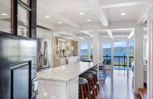 Bryn Mawr-Skyway House | Seattle's Hidden Gem: Scenic Lake Views & Prime Location