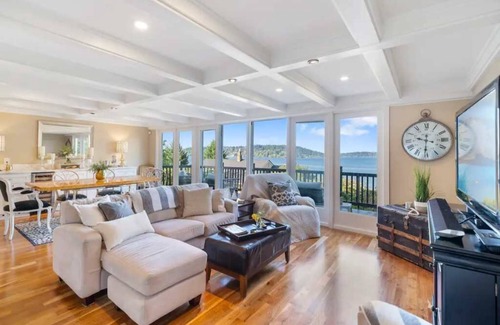 Bryn Mawr-Skyway House | Seattle's Hidden Gem: Scenic Lake Views & Prime Location