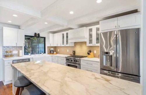 Bryn Mawr-Skyway House | Seattle's Hidden Gem: Scenic Lake Views & Prime Location