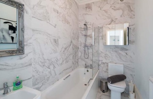 Cowes Apartment | Seaview apartment, 2bed uninterrupted Solent views