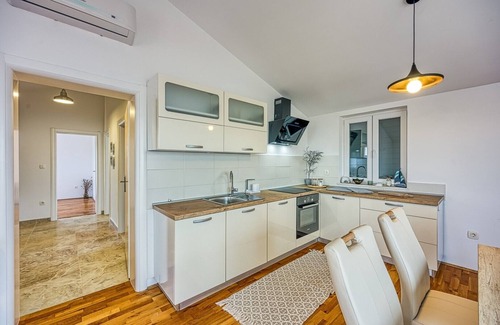 Crveni Vrh Apartment | Relaxing Seaview Apartment Emma with Pool and Spa Amenities