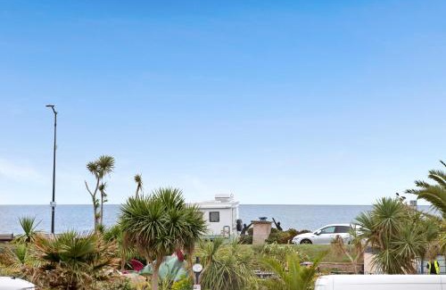 Teignmouth Apartment | Oceanfront Retreat at Seaview - Rated 9/10 by Guests