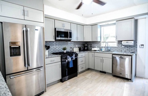 East End House | Pet-Friendly Seaview Ave House with Oceanfront Bliss