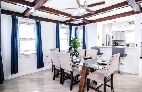 East End House | Pet-Friendly Seaview Ave House with Oceanfront Bliss