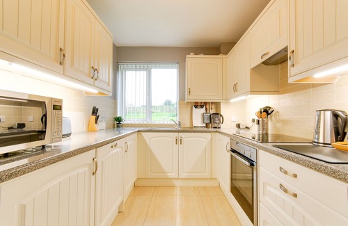 Broadstairs Apartment | Oceanfront Bliss at Seaview - Cheviot Court, Rated 10/10