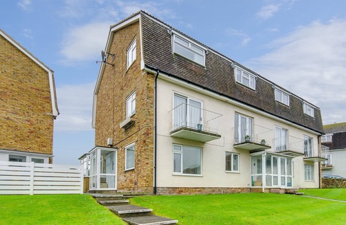 Broadstairs Apartment | Oceanfront Bliss at Seaview - Cheviot Court, Rated 10/10