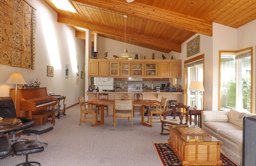 Lopez Island Condo | Oceanfront Condo with Deck & Lawn - Guest Rated 9.8