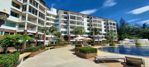 Kram Apartment | Beachfront Seaview Condominium with Pool & Family Amenities
