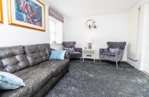 Glenisla Apartment | Pet-Friendly Seaview Cottage in Central Dundee - Rated 9.2/10