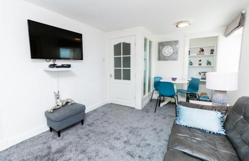 Glenisla Apartment | Pet-Friendly Seaview Cottage in Central Dundee - Rated 9.2/10