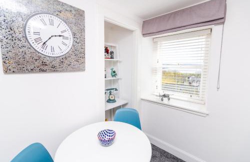 Glenisla Apartment | Pet-Friendly Seaview Cottage in Central Dundee - Rated 9.2/10