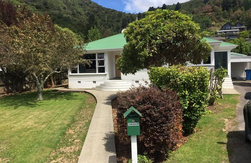 Picton House | Premier Seaview Crescent Holiday Home - Child Friendly Retreat