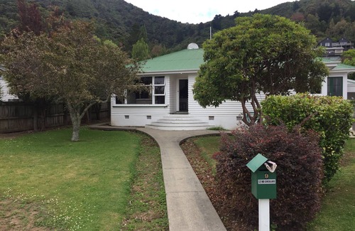 Picton House | Premier Seaview Crescent Holiday Home - Child Friendly Retreat