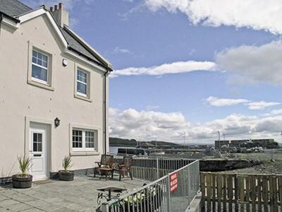 Garlieston House | Seaview: 4-Star Hotel with Pet-Friendly Amenities