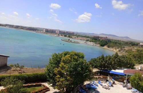 Aheloy Apartment | Seaside Escape: Poolside Relaxation Near Burgas & Sunny Beach