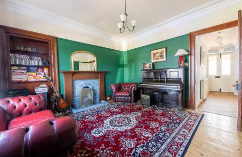 Nairn House | Seaview House: Elegant Retreat Steps from the Beach