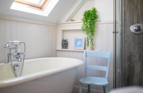 Nairn House | Seaview House: Elegant Retreat Steps from the Beach