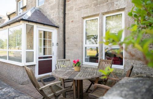Nairn House | Seaview House: Elegant Retreat Steps from the Beach
