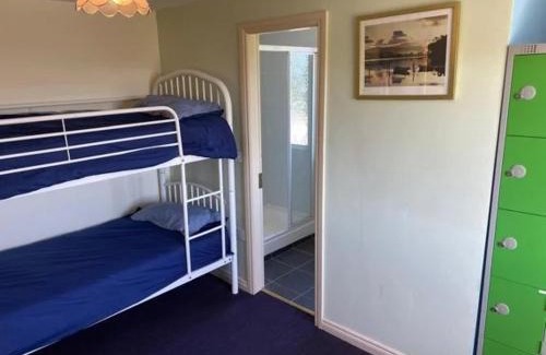 Inverin Hostel | Seaview Lodge: Family-Friendly Retreat with Kitchen Access