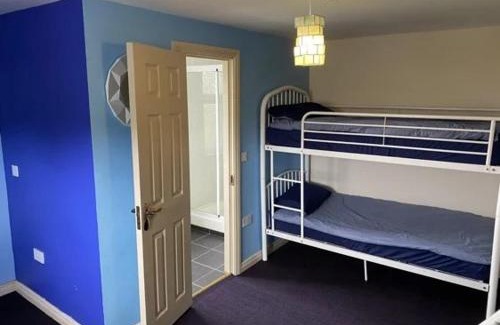 Inverin Hostel | Seaview Lodge: Family-Friendly Retreat with Kitchen Access