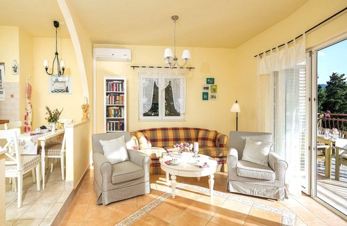 Vrboska Apartment | Top-Rated SeaView Apartment with Kitchen & Family-Friendly Perks