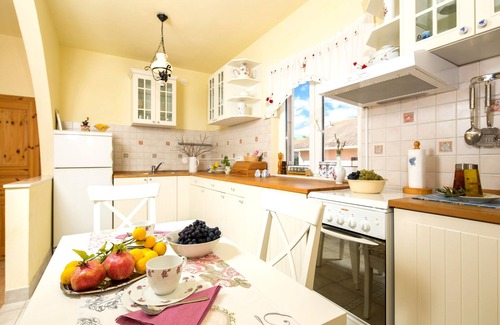 Vrboska Apartment | Top-Rated SeaView Apartment with Kitchen & Family-Friendly Perks