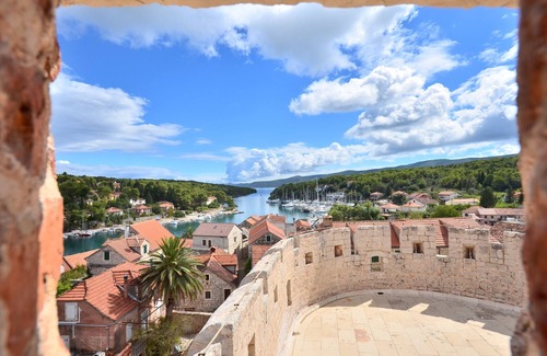 Vrboska Apartment | Top-Rated SeaView Apartment with Kitchen & Family-Friendly Perks