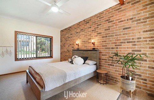Black Head House | Cozy Seaview Manor: Family-Friendly with Kitchen Amenities