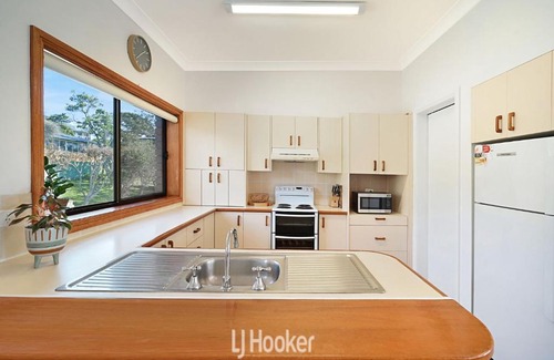 Black Head House | Cozy Seaview Manor: Family-Friendly with Kitchen Amenities