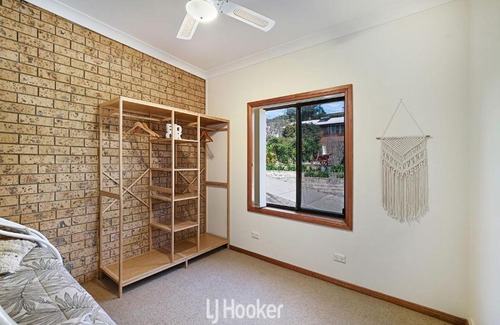 Black Head House | Cozy Seaview Manor: Family-Friendly with Kitchen Amenities