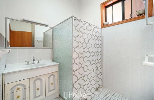 Black Head House | Cozy Seaview Manor: Family-Friendly with Kitchen Amenities
