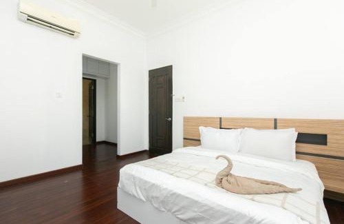 Tanjung Bungah Villa | Modern 5BR Seaview Villa by Ferringhi Beach for Families