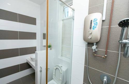 Tanjung Bungah Villa | Modern 5BR Seaview Villa by Ferringhi Beach for Families