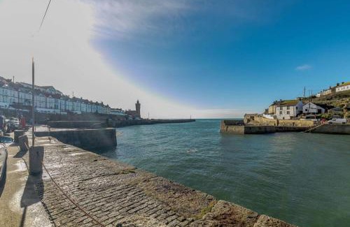 Porthleven House | Pet-Friendly Seaview Moorings with Excellent Guest Reviews