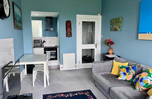 Largs Apartment | Oceanfront One Bedroom Apartment in Largs with View