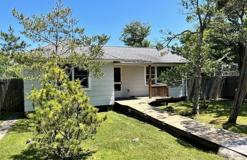 Seaview House | Seaview: Immaculate Oasis Steps from Beach and Bay