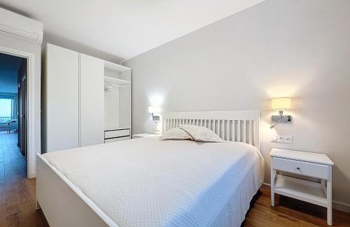 Fabron Apartment | Seaview Promenade des Anglais 2brs apartment Parking cars 1800 kg max