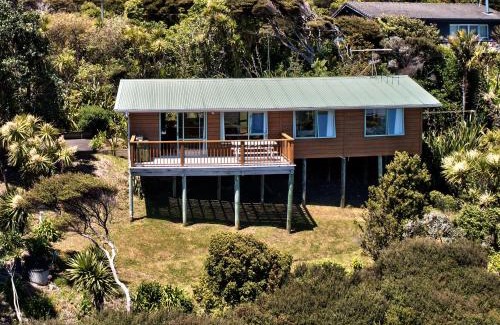 Piha House | Idyllic Piha Holiday Home with Seaview & Child-Friendly Fun