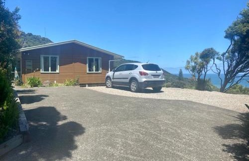 Piha House | Idyllic Piha Holiday Home with Seaview & Child-Friendly Fun