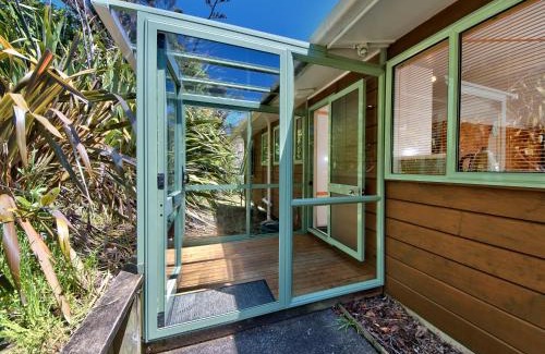 Piha House | Idyllic Piha Holiday Home with Seaview & Child-Friendly Fun