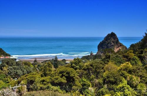 Piha House | Idyllic Piha Holiday Home with Seaview & Child-Friendly Fun