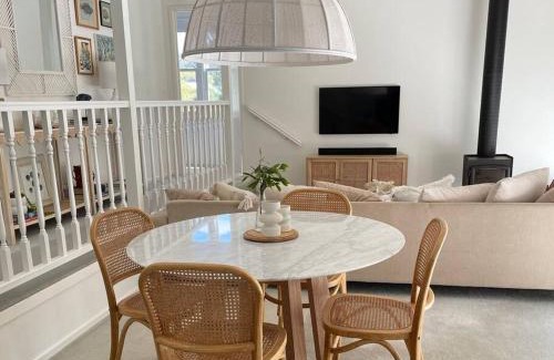 Lorne House | Seaview Treehouse: Steps from the Beach with Family Amenities