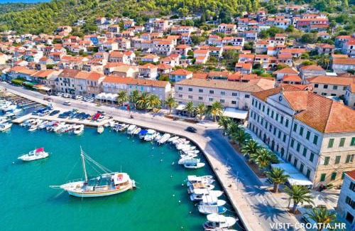 Vela Luka Apartment | Guest Rated: Seaview Vela Luka with Family-Friendly Amenities