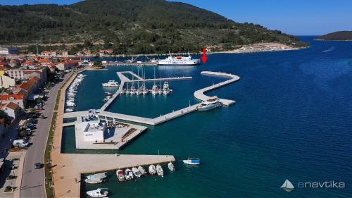 Vela Luka Apartment | Guest Rated: Seaview Vela Luka with Family-Friendly Amenities