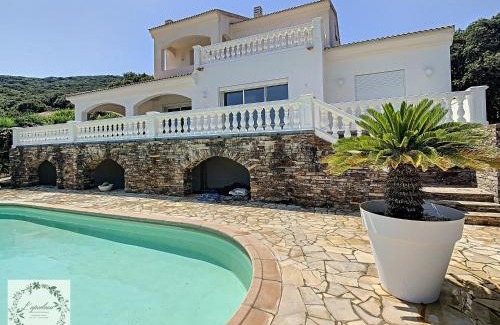 Tomino Hotel | Seaview Villa Marlau: Oceanfront Escape with Pool Access