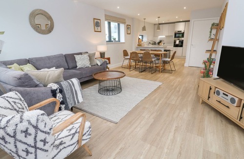 Maenporth Cottage | Family-Friendly Sebastian's View with Oceanfront Amenities