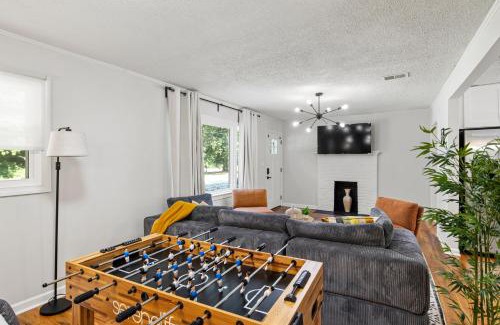 Church Street House | Secluded 2 Bedroom & King Loft Near Airport, Child Friendly
