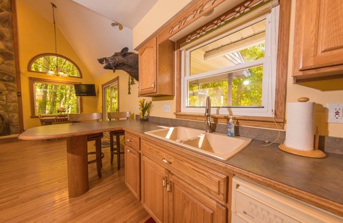 Peebles House | Enchanting Private Home with 8 Acres, Pet-Friendly Amenities