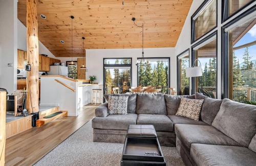 Valley of the Sun Cabin | Cozy 3-Bed Retreat with Hot Tub and Scenic Views